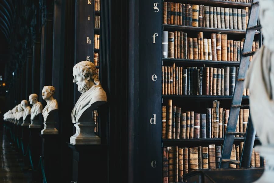 Estante com livros de legislação